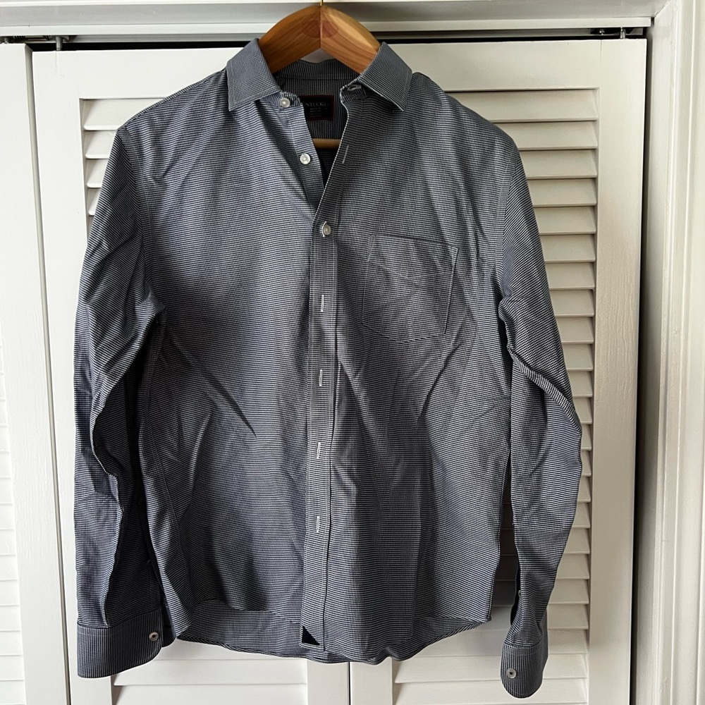Men’s untuckit long sleeve button down shirt size medium